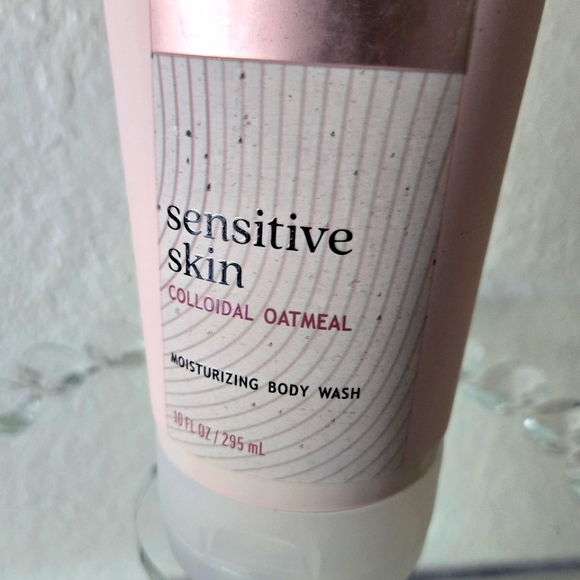 Sensitive Skin Oatmeal Body Wash • Bath & Body Works - Picture 2 of 7